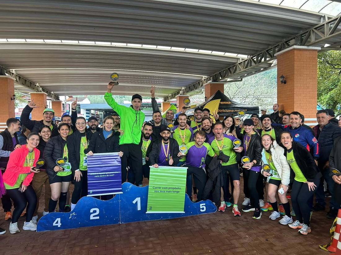 Equipe AGE RUN comemorando no pódio da Treviso Run 2025