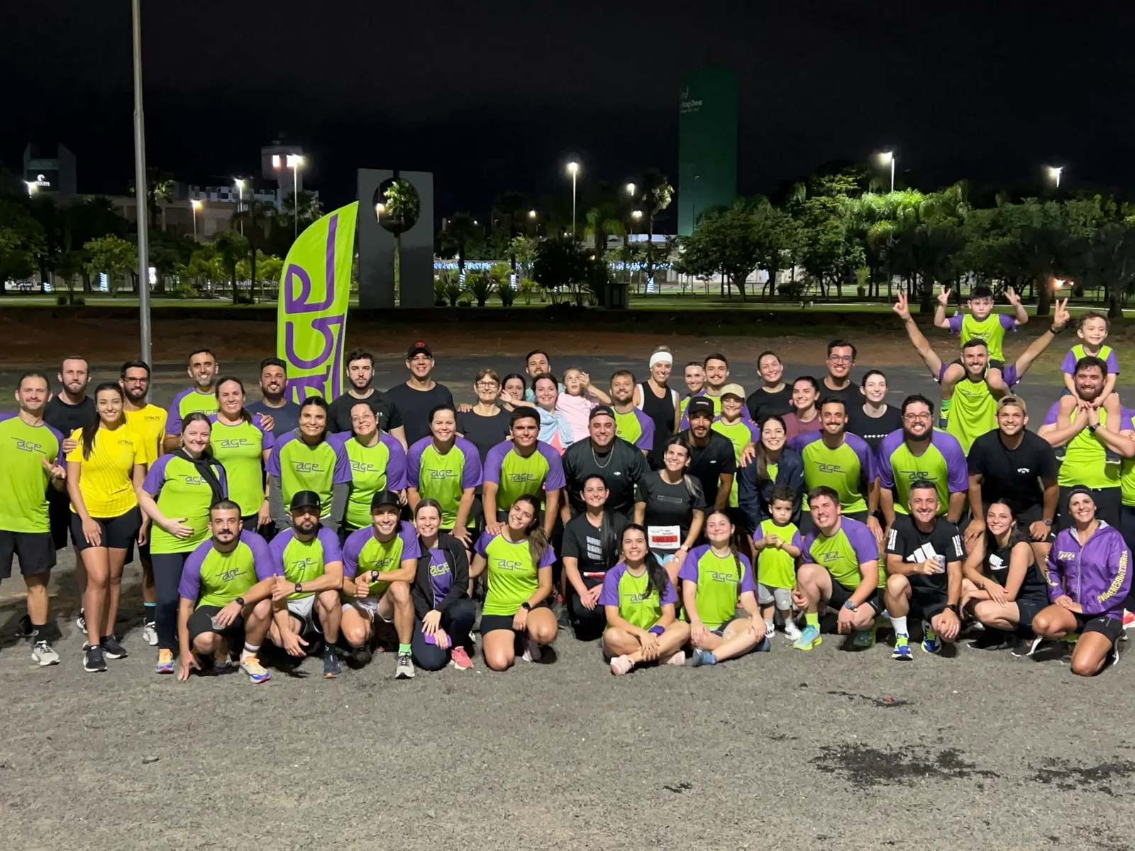 Atletas da AGE RUN reunidos após treino noturno